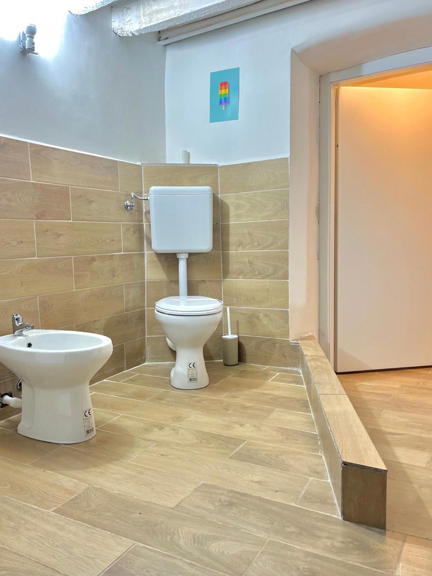 Genova Centro Affittacamere- Bagno In Comune Buitenkant foto