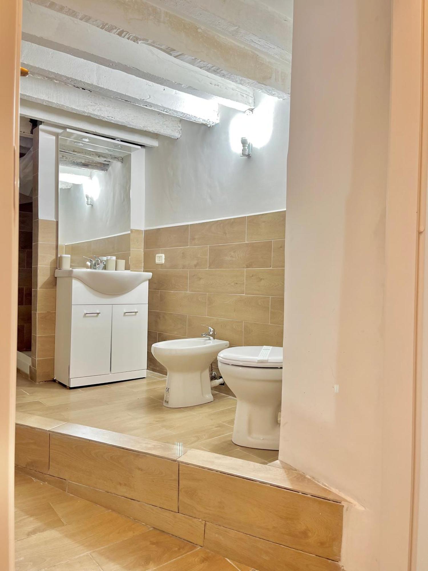 Genova Centro Affittacamere- Bagno In Comune Buitenkant foto